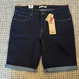 Levi’s Bermuda shorts mid rise.  Size 14/32